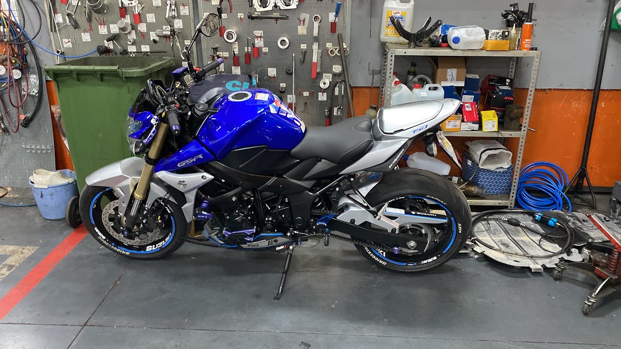 Cambiando las bujías a la Suzuki GSR 750