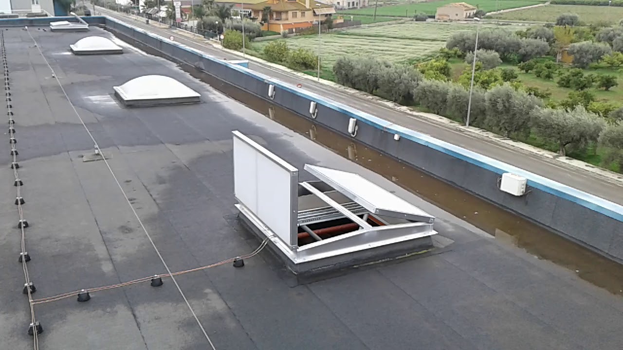 Exutorios de tipo claraboya sobre cubierta Deck para almacenes de industria qu&iacute;mica en Murcia.