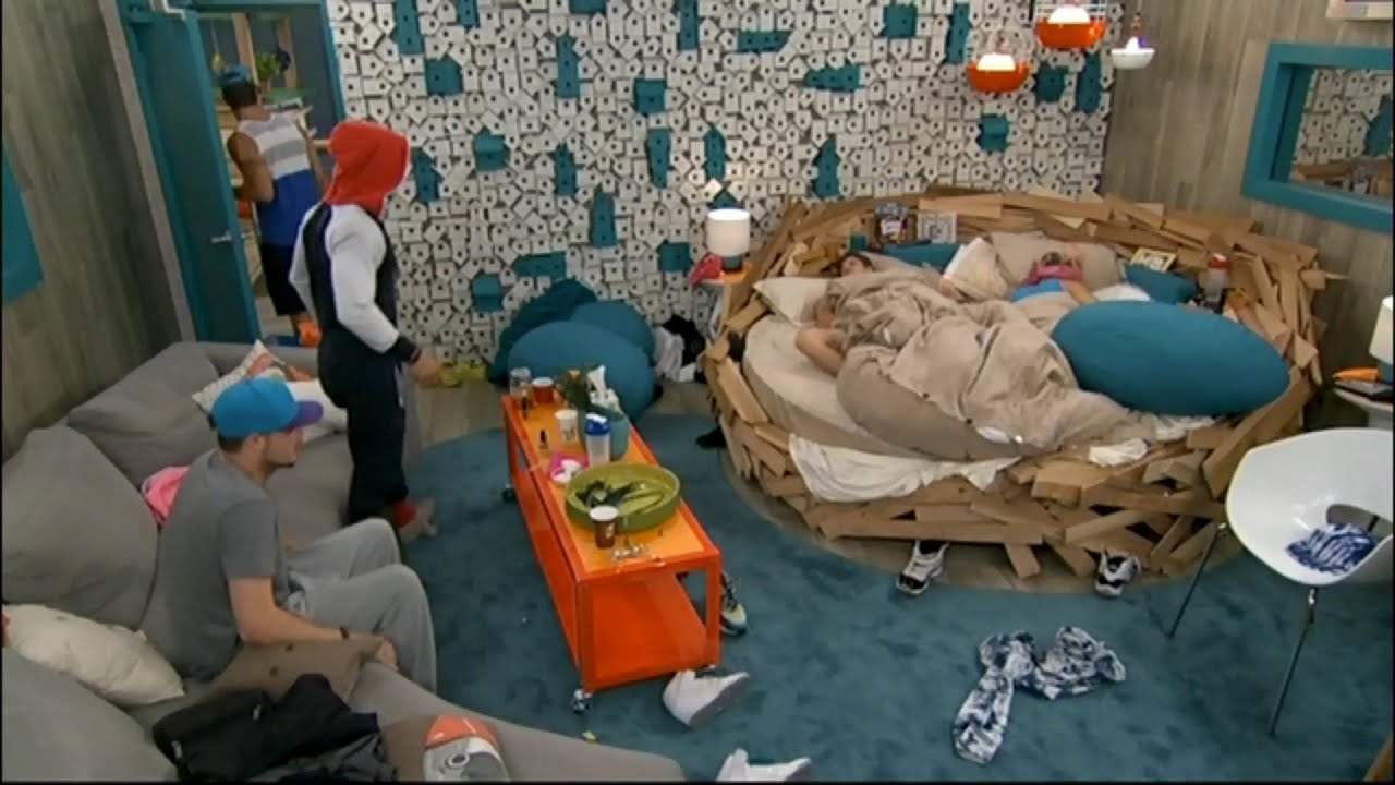 7/30 5:28am - Derrick Defends Victoria, Zach Hates Her & Wants to Make Her Cry