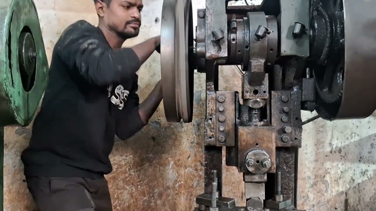 Power press machine fas gya.kaise nikale?chaal khol kar nikalo.#power press machine 