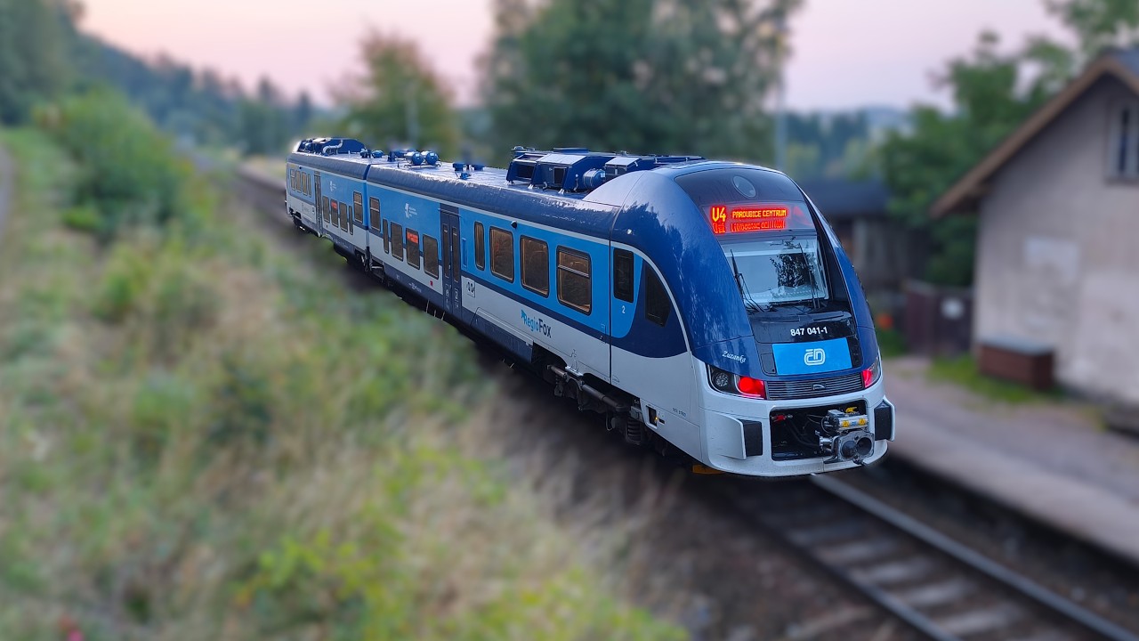 Vlaky ve Rtyni v Podkrkonoší ráno dne 28.8.2025