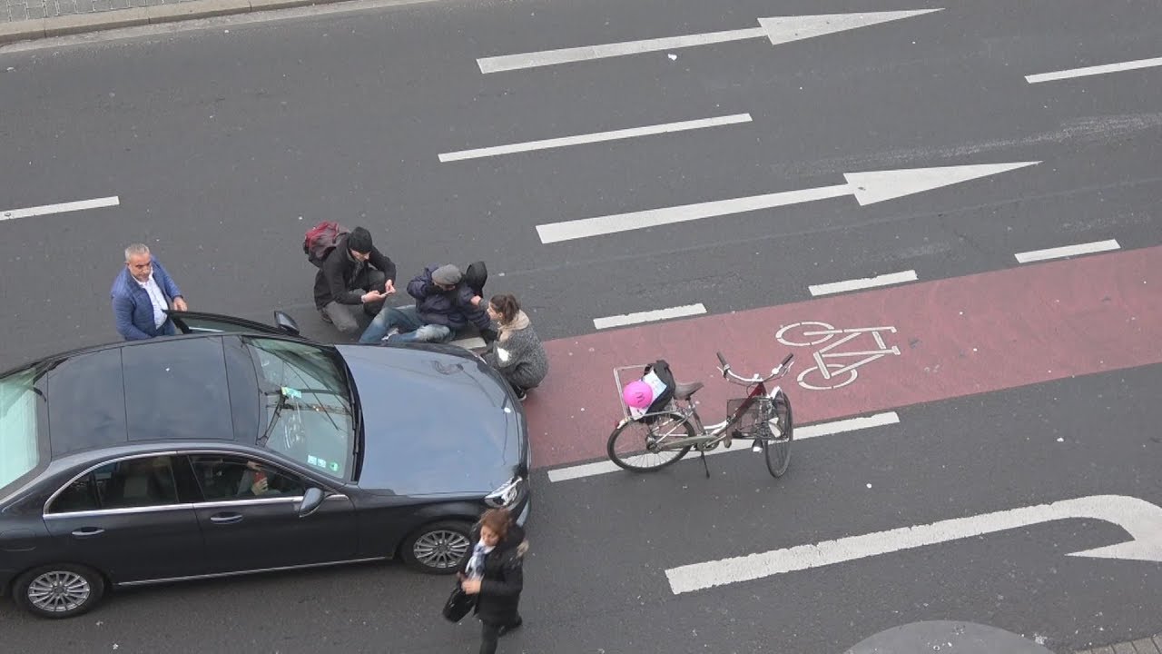Exklusiv: PKW gegen Radfahrer - 1 Verletzter am Bonner Bertha-von-Suttner-Platz am 16.11.17