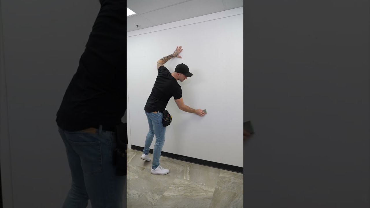 Comment installer un film adh&eacute;sif mural &eacute;tape par &eacute;tape - Tutoriel DIY.