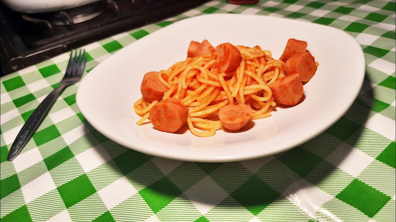 ESPAGUETI ROJO CON SALCHICHAS