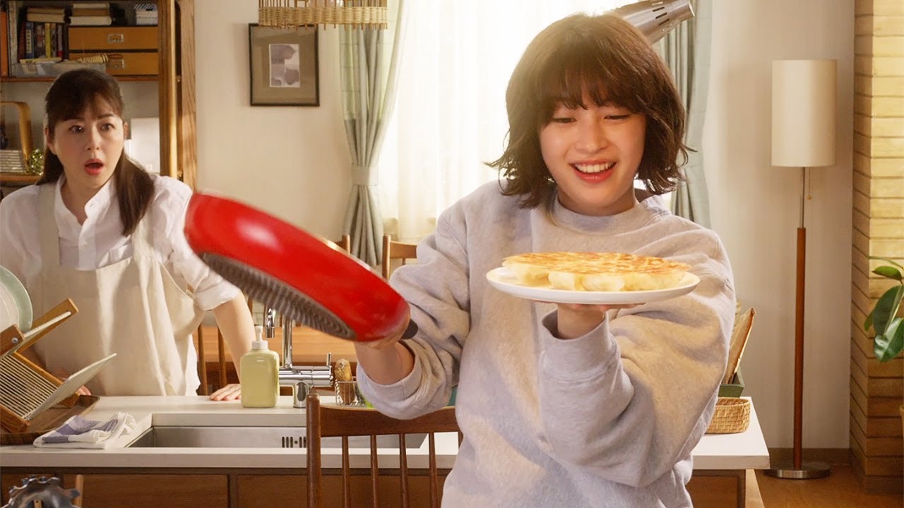 広瀬すず、ノリノリで本気の「ギョーザ」焼き！腰もフリフリ！！　堀内敬子は美声披露　味の素冷凍食品「ギョーザ」ウェブ動画