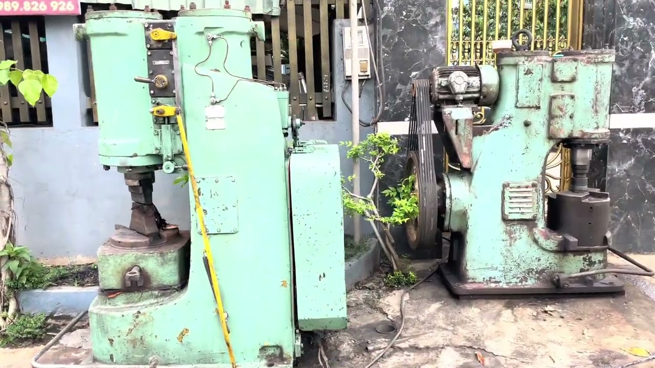 Máy búa hơi lò rèn. Nhà e có đầy máy bác nào cần cứ liên hệ e 0989826926
