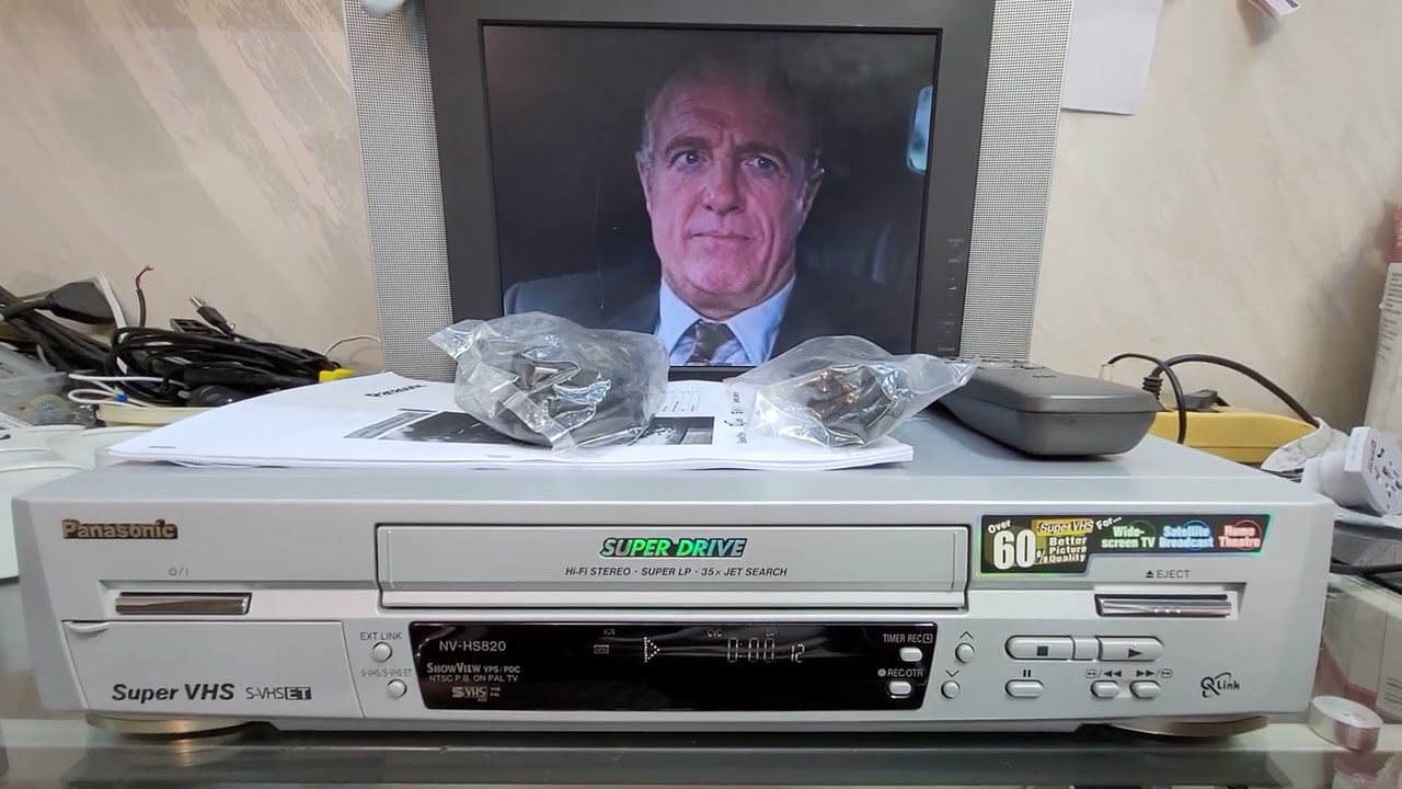 VIDEOREGISTRATORE SUPER VHS PANASONIC NV-HS820 NUOVO IMMACOLATO EX DEMO NEGOZIO COMPLETO DI TUTTO!!