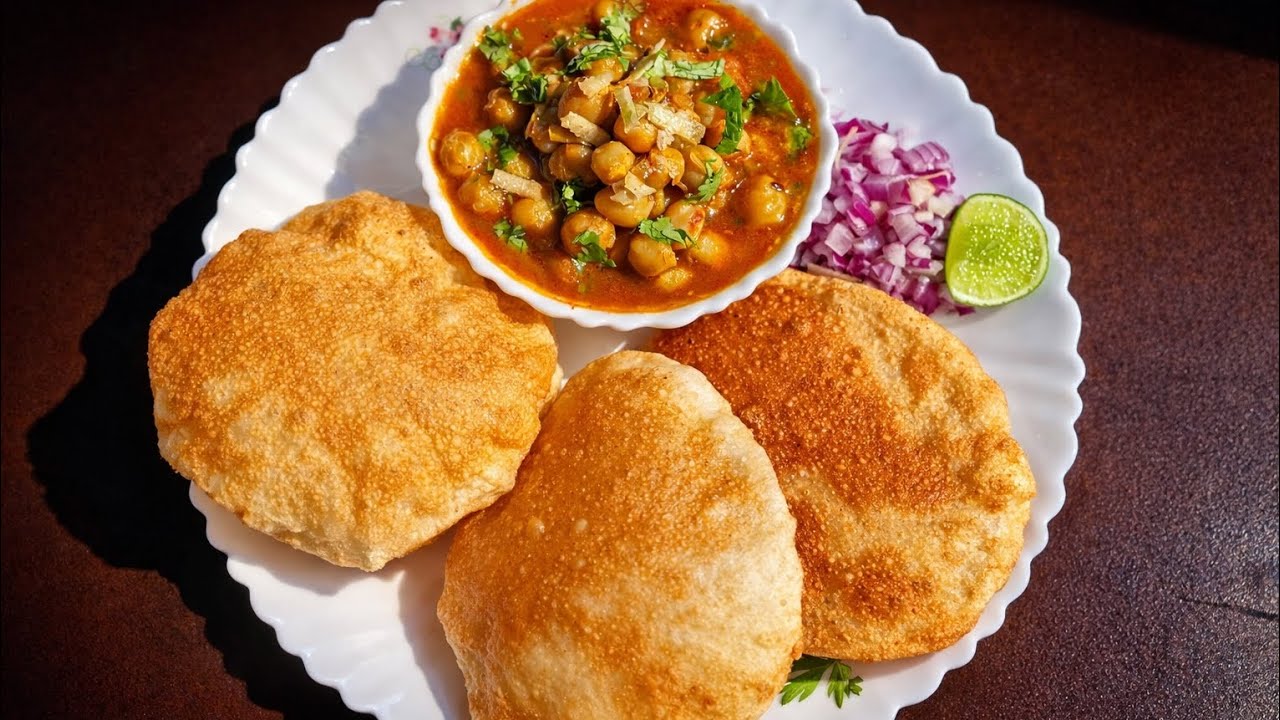 Bazar jaise Chole Bhature ab ghar pe! Easy & Tasty Recipe #cholebhaturae #indianfood 