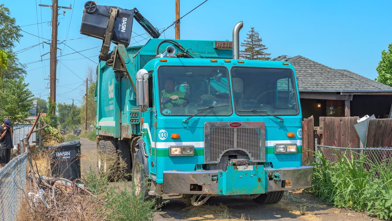Peterbilt 320 - Heil DuraPack 7000 Garbage Truck