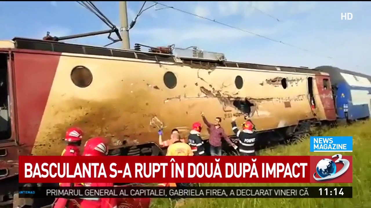 Accident cumplit. Un tren cu zeci de călători a deraiat. Locomotiva a izbit o basculantă