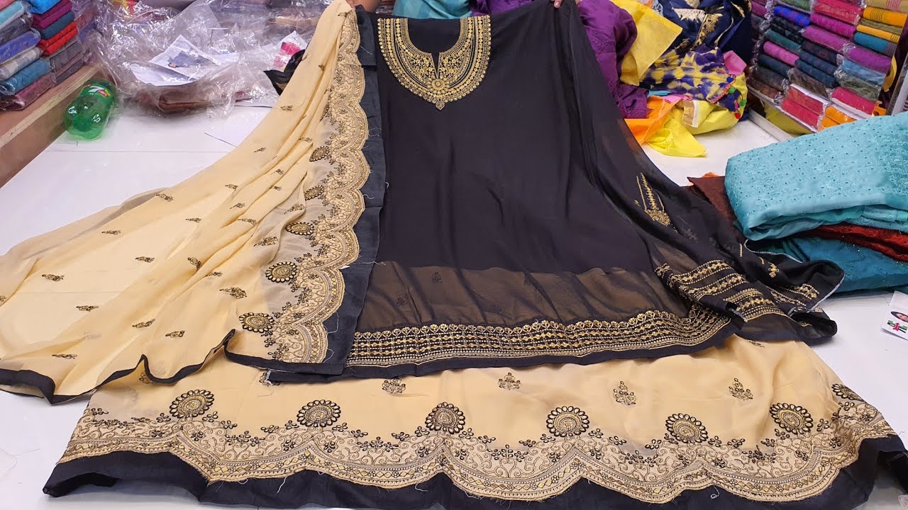 পূর্ণিমা শাড়িতে ৫০০ টাকায় সাড়ারা ও গাউন ড্রেসের মেলা বসেছে