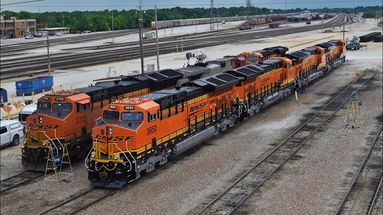 Brand New BNSF ET44ACH’s Lead the E-PAMWTM into Springfield, MO!