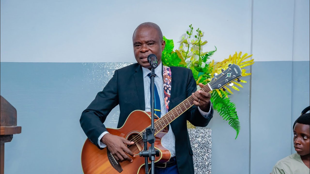 Richard Mayoko chante TONDISA NGAI NAKOMIKITISA au Zabulon tabernacle chez Sylvain AKOUALA Temple