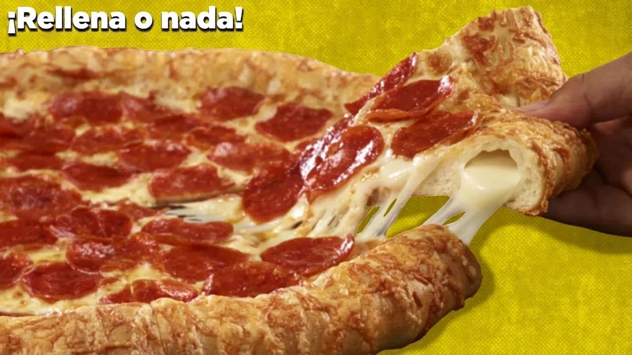 ¿Cómo conquistó el mundo la pizza con orilla rellena de queso?