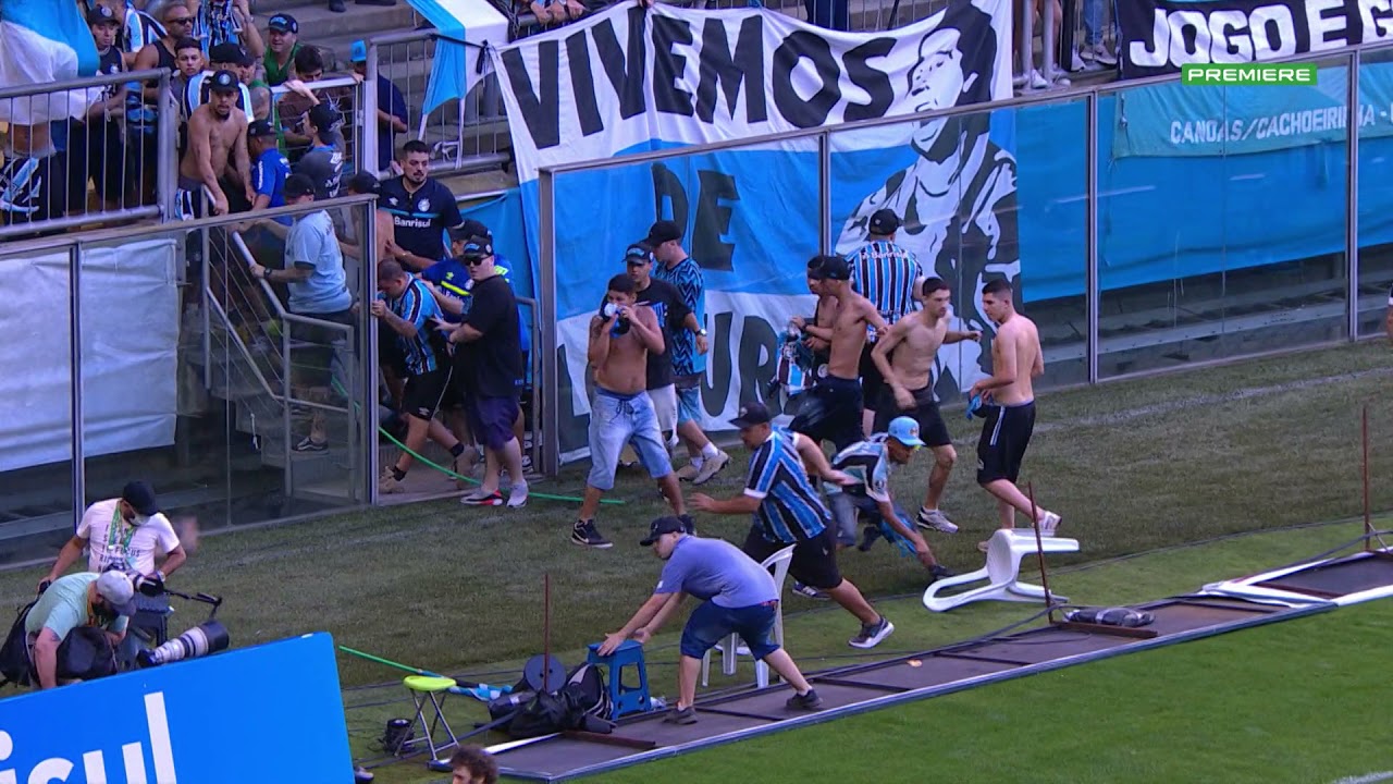 Torcedores do Grêmio invadem o campo e destroem o terminal do VAR após derrota para o Palmeiras