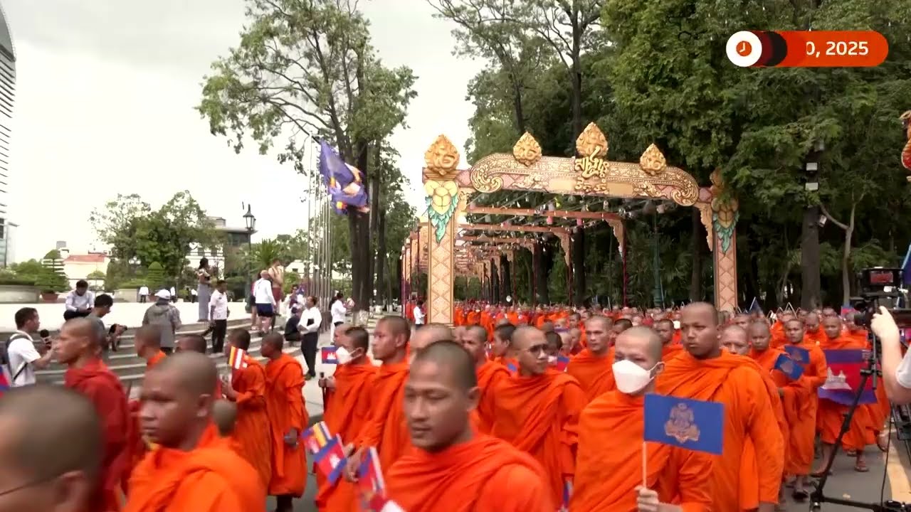 Cambodian Buddhist monks march to support peace with Thailand | REUTERS