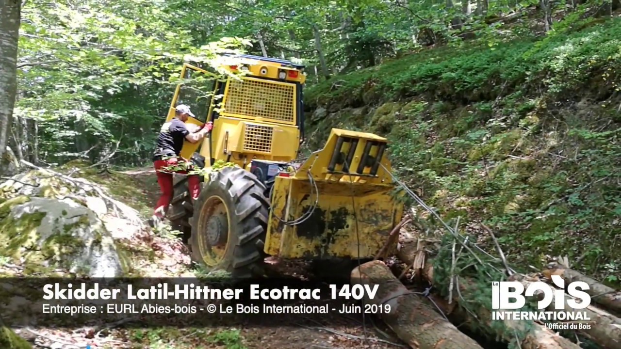 Un petit skidder Latil-Hittner de faible largeur se faufile dans des pistes tr&egrave;s &eacute;troites
