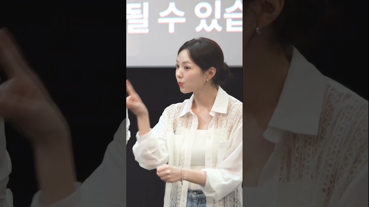 Chae Soo bin is even using sign language during promotion #hongheejoo #paiksaeon #yooyeonseok
