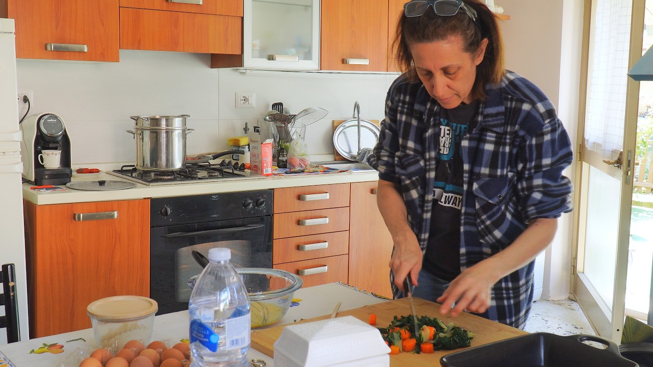 Profumo di casa: dall&rsquo;orto alla cucina 🤍🍽️ | pranzo e dolce fatto in casa