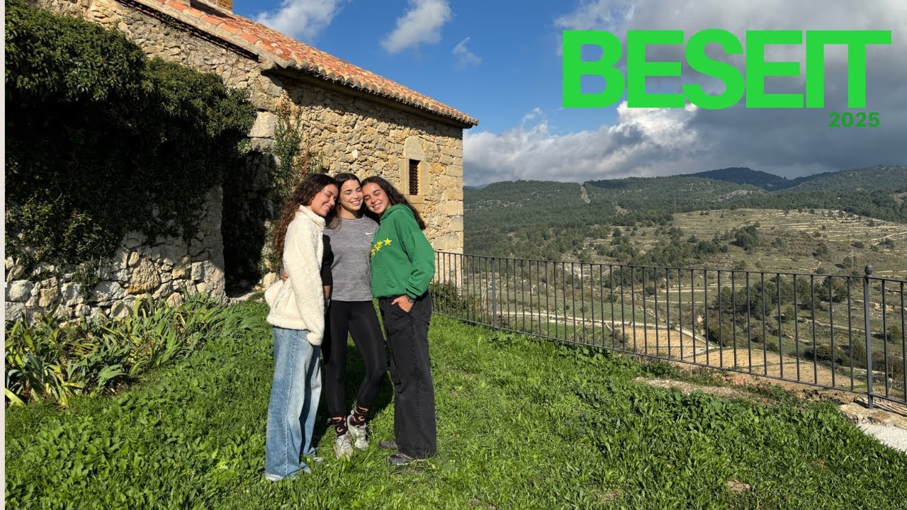 Tres chicas de ciudad en el PUEBLO de vacas