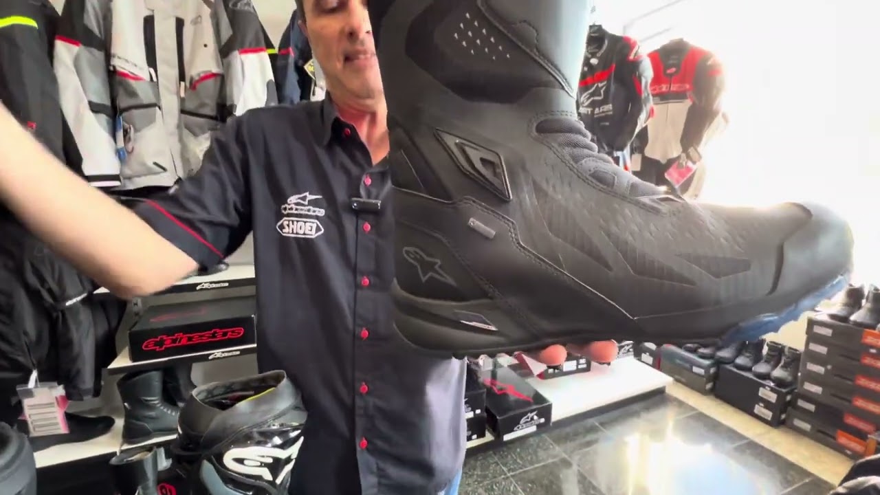 Botas Alpinestars para motociclistas.