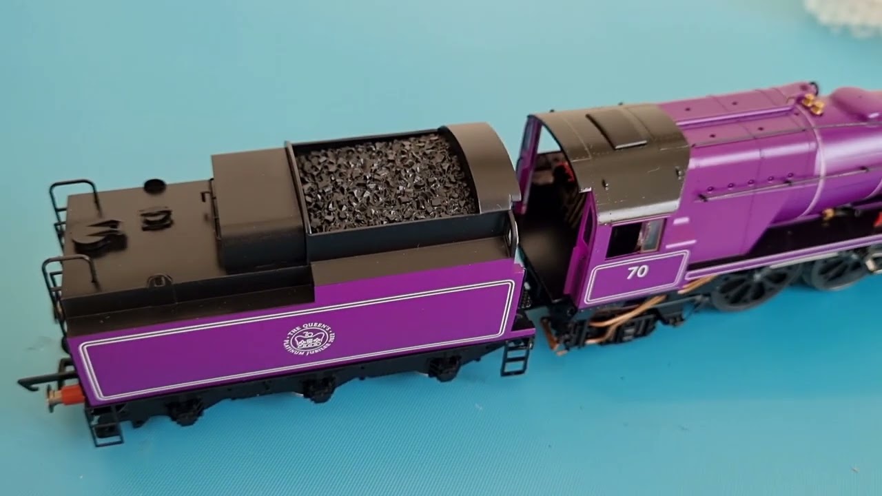 Queen's Platinum Jubilee West Country No70. Elizabeth II, unboxing, review and fitting DCC.