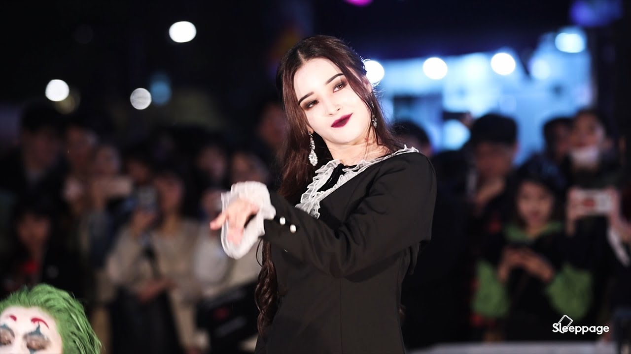 [4K] 191031 모모랜드 MOMOLAND 암쏘핫 I'M SO HOT 낸시 VAMPIRE COSTUME NANCY @ HALLOWEEN BUSKING By Sleeppage