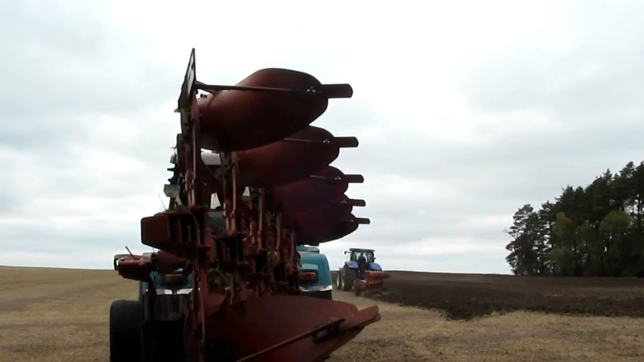 Оранка стерні сої трактором ХТЗ і НІ ХОЛОНД 2021р