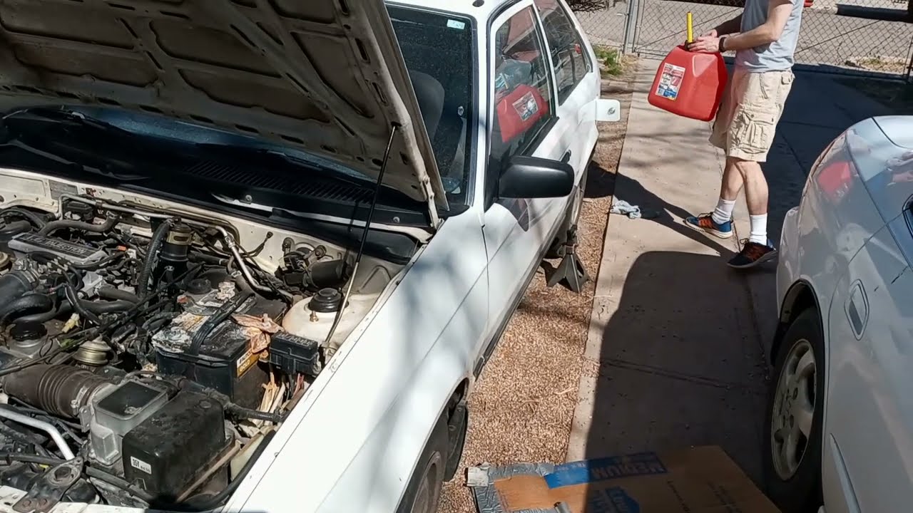 Топливный насос/фильтр, крышка, ротор и катушка зажигания Mazda 323 1988 года. Также обратите вни...