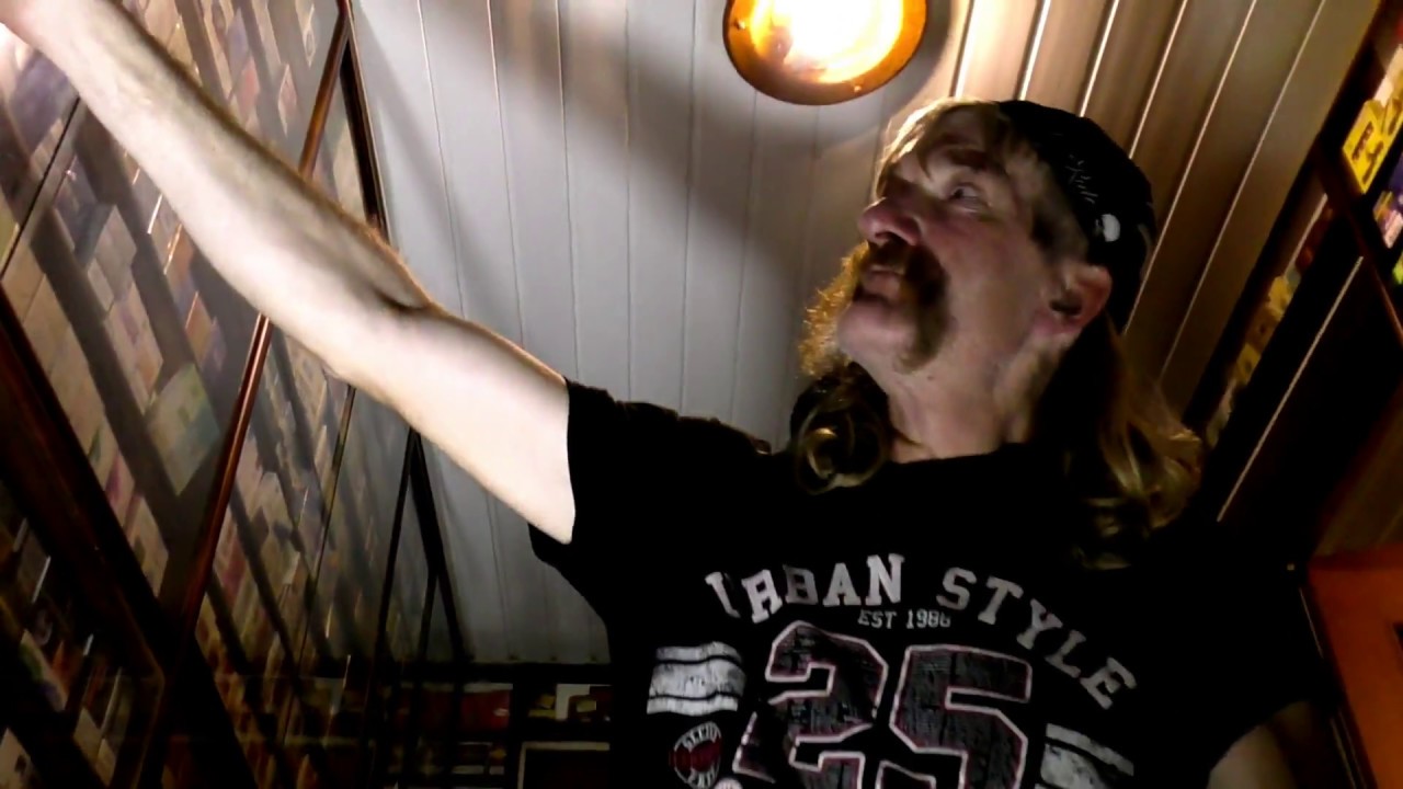 Kolekcjoner pełnych paczek papieros&oacute;w