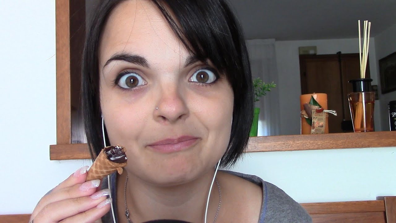ASMR - ITA whispering&eating/drinking sounds - Merendina con voi