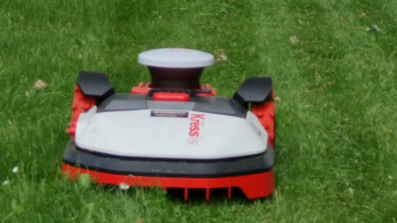 Mähroboter Kress RTK mäht Bahnen - Satellitengesteuert!