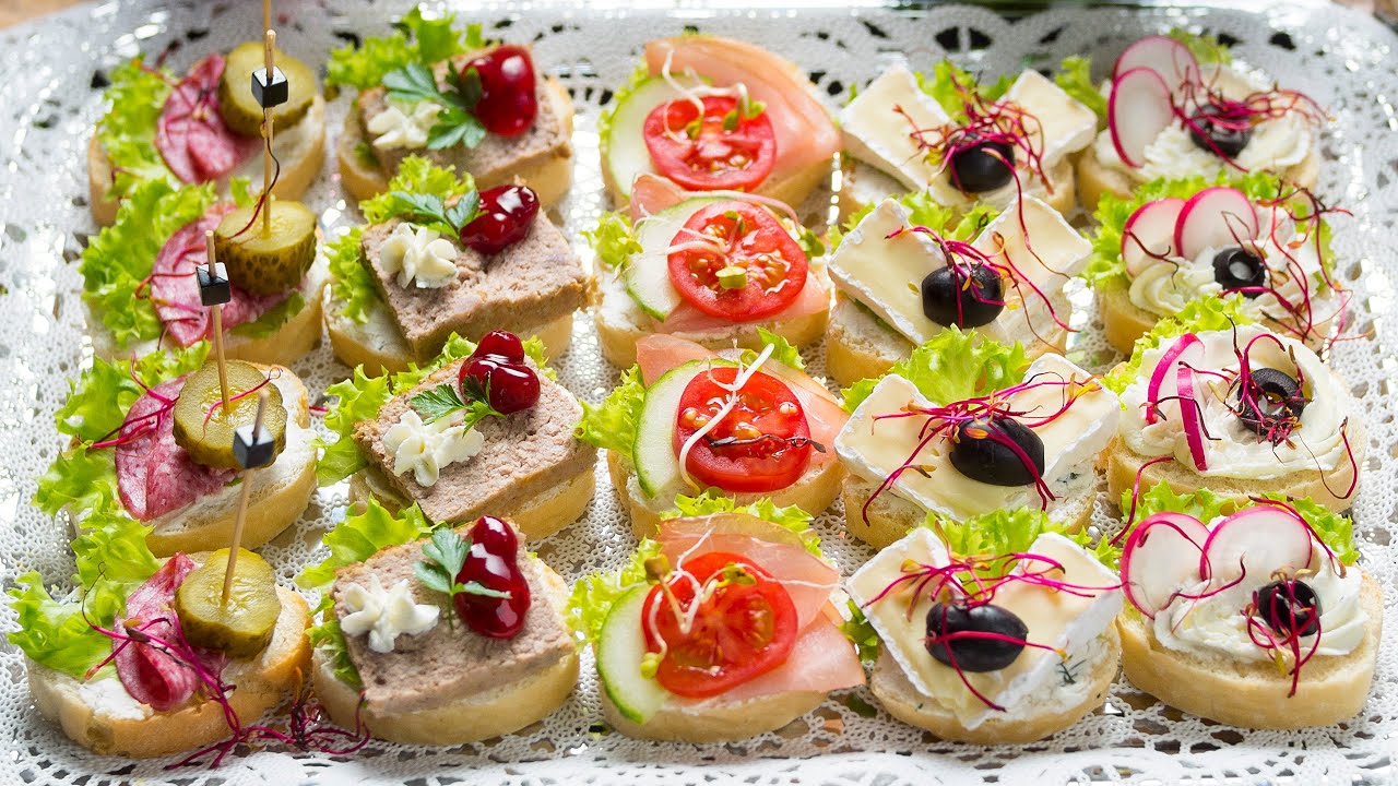 Bardzo dobre i niedrogie mini kanapki na każdą okazję - żurawina, ser camembert, salami i oliwki