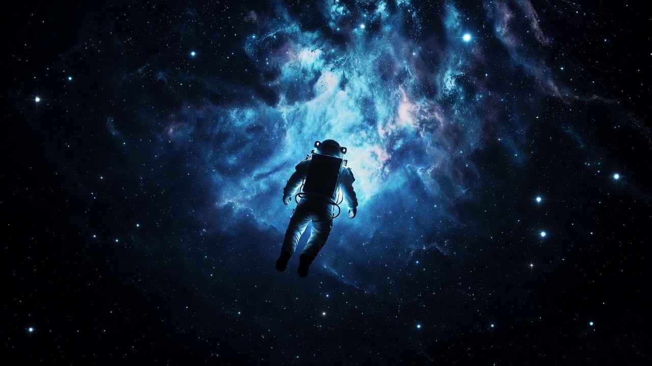 Lone Astronaut Drifting Through Space 🌌 2 Hours 4K Space Screensaver for Sleep