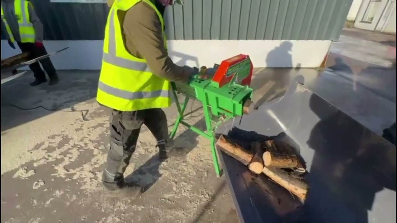 Hartnett 400mm Electric Log Saw in action