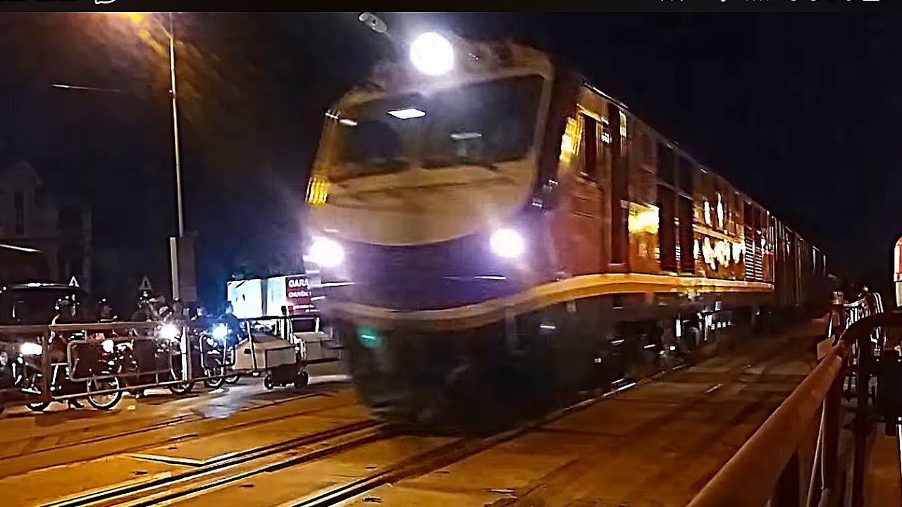 D19E-965 kéo tàu hàng chở cả 1 dàn Container dài xuống Ga Hải Phòng trong đêm..