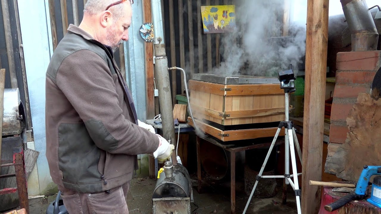 Alte Waben mit Dampferzeuger einschmelzen– wichtige Vorbereitung für die kommende Bienensaison 🐝