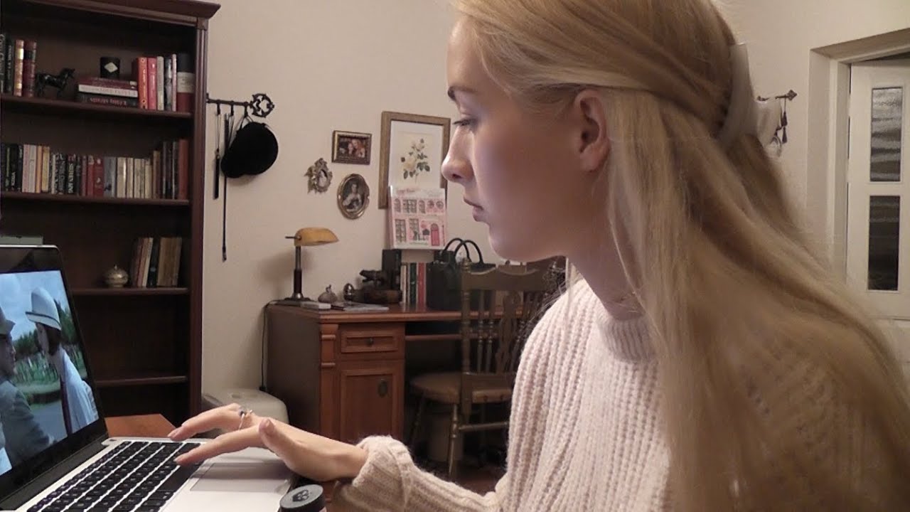 Vlog: La Maison du Croissant. Opening Presents. The Martian
