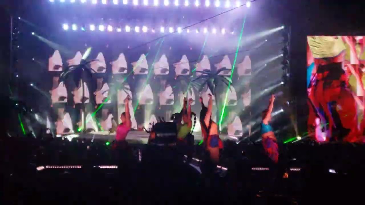 Yo perreo sola - Bad Bunny - En vivo - RD