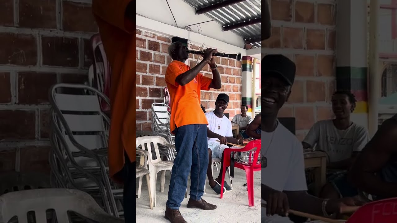 Chirimia Chocoana, el señor piro tocando el clarinete.