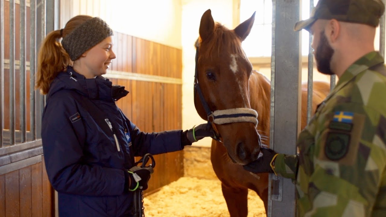 Byta plats - Del 2 - Militären Hampus rider för första gången