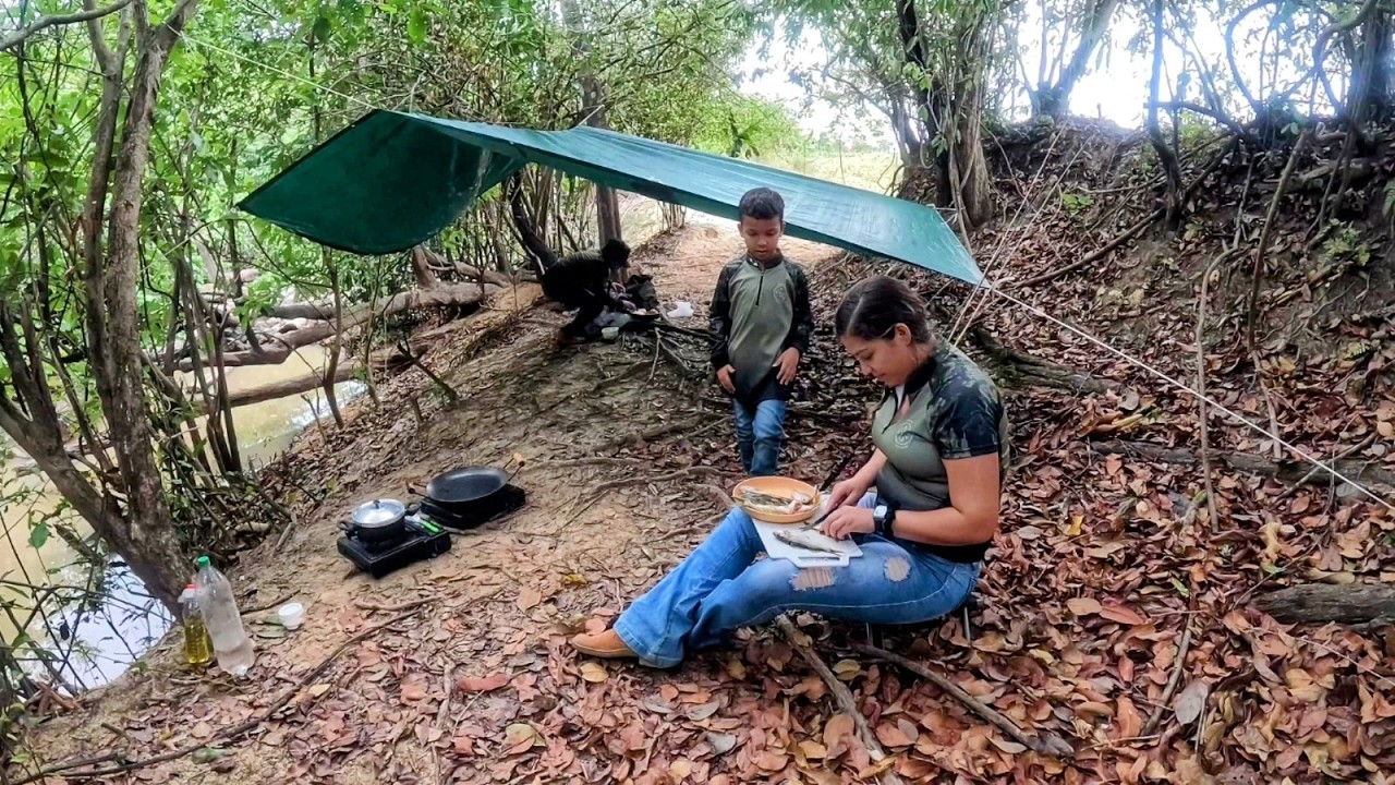 Montamos acampamento na beira do rio pescamos e fizemos peixe frito