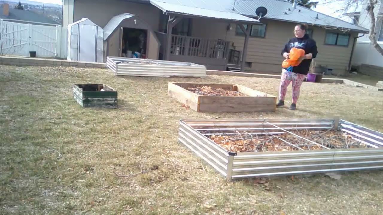 Filling raised beds with organic material