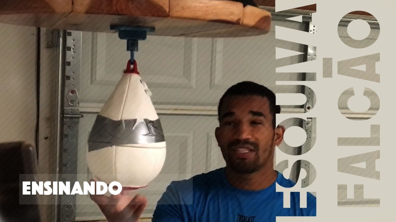 Esquiva Falcão ensinando a bater no punchball de boxe ou pêra louca