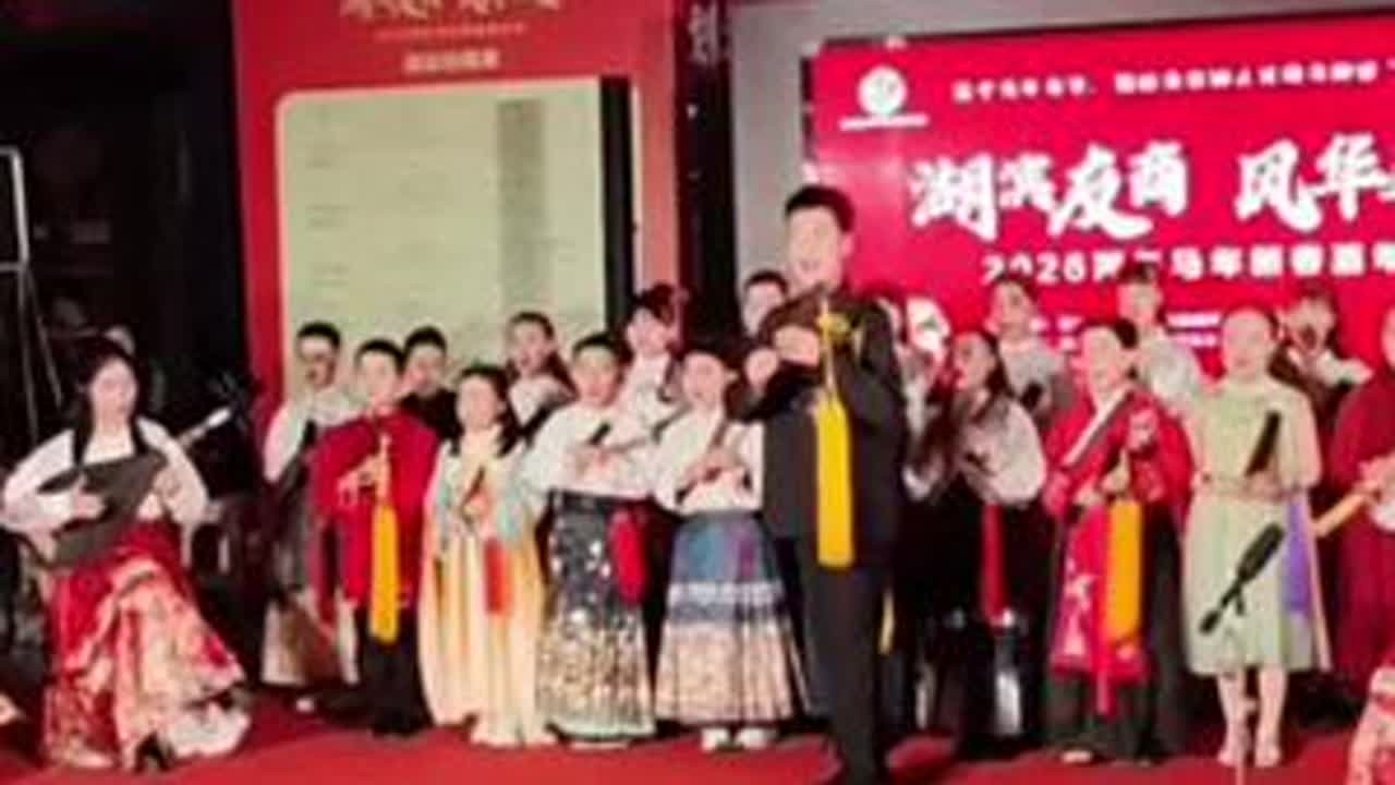 2026年新春，石狮市湖滨街道沉浸在一片欢乐祥和之中，一场盛大的迎新春嘉年华在此热烈上演。石狮市声和南乐社我们敬爱的蔡老师和师母，带领孩子们登上舞台，开启了一场穿越千年的南音之旅。舞台上，孩子们...