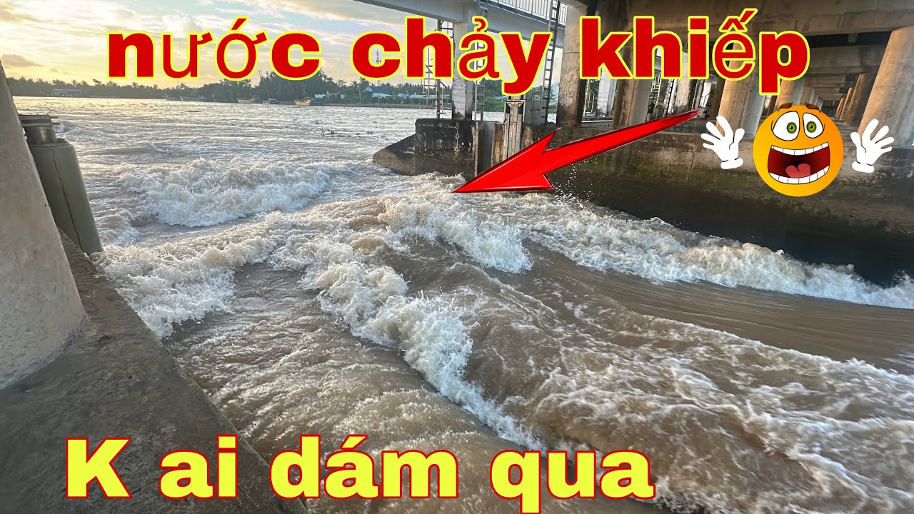 Nước chảy dữ dội.những chiếc ghe chở hàng không dám qua.ghe sà lan vượt cống hấp dẫn