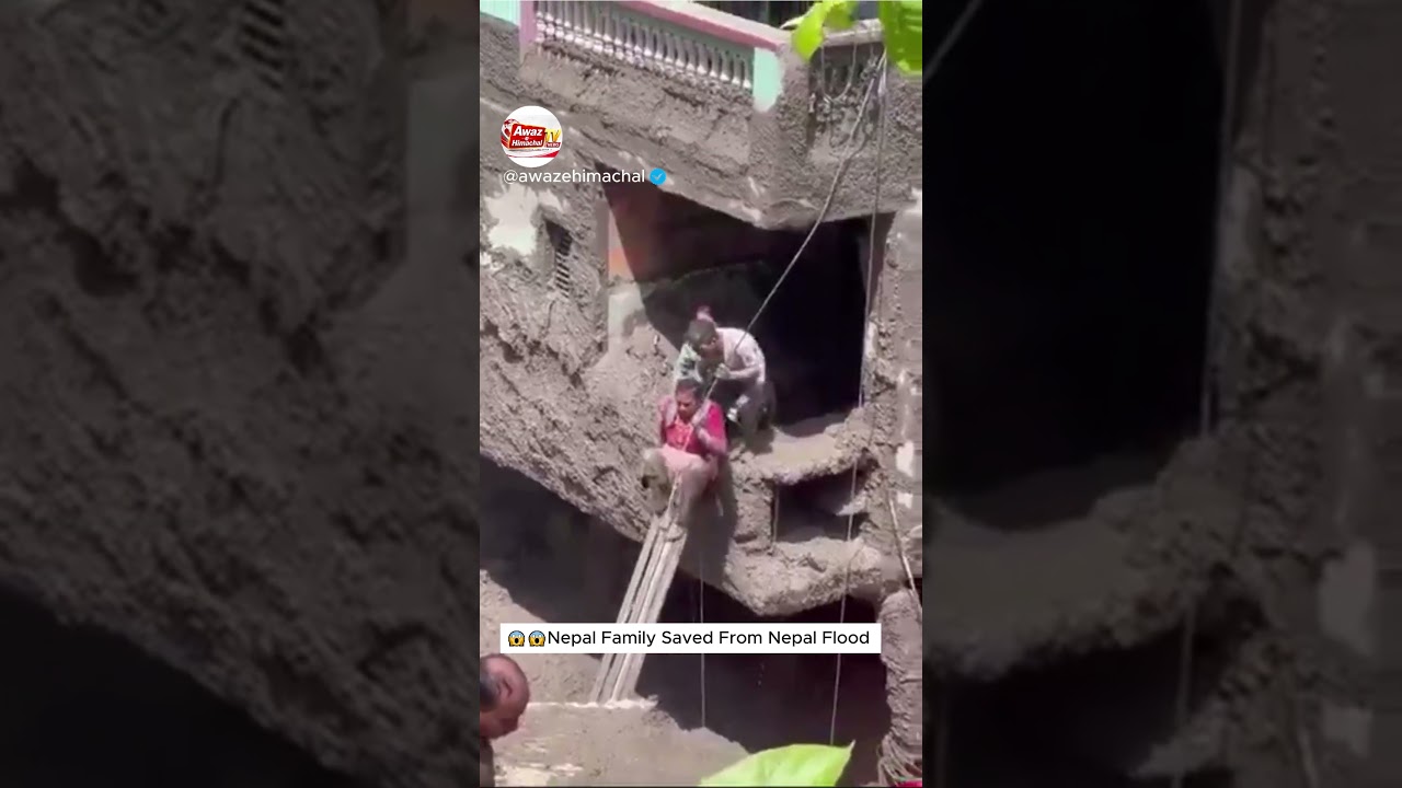 Вирусное видео 😱😱: семью в Непале спасли во время наводнения