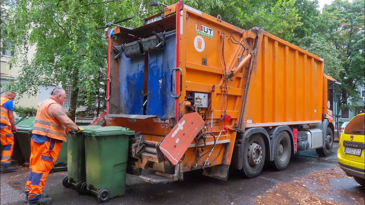 Garbage Truck Working in the Rain- FKF Zrt.