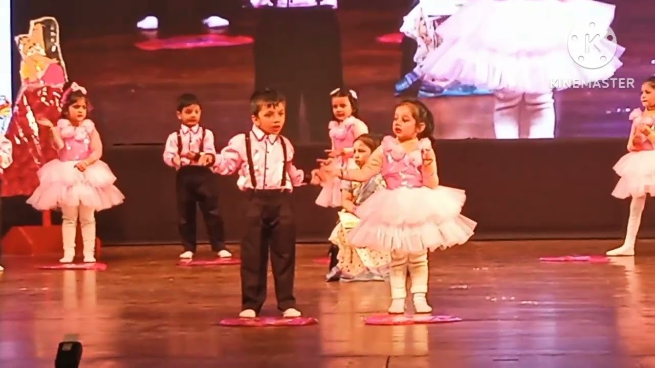 नर्सरी क्लास के बच्चो का डांस देखते आंखे नम हो जायेंगी। माँ बच्चे का ये प्यारा सा रिश्ता