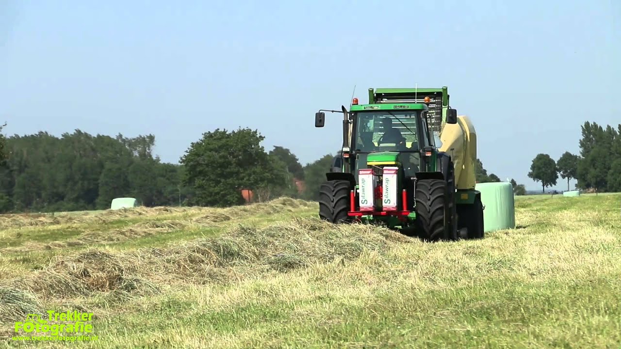 Loonbedrijf Tamminga aan het persen met 2 combinaties